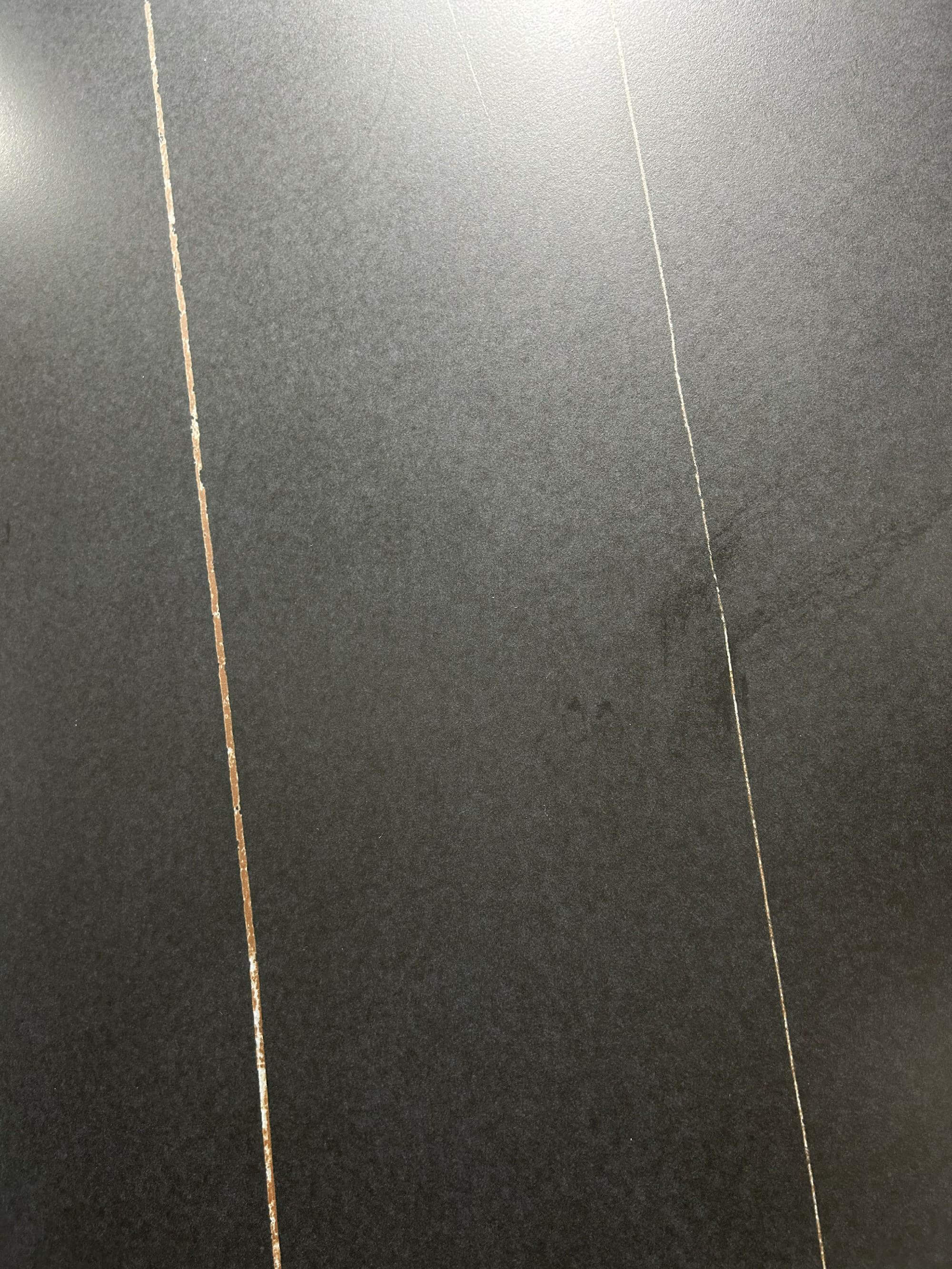 Крупный план плиты из спеченного камня Laurent Black Gold Marble Look с прожилками под мрамор, вид спереди