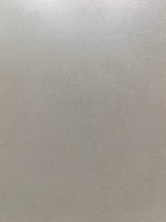 لقطة مقربة للوح الحجري الملبد ذو الرماد المعتدل من الأسمنت الدقيق والذي يُظهر نسيجًا يشبه الأسمنت، منظر أمامي
