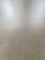 لقطة مقرّبة للبلاطة الحجرية الملبدة ذات الرماد المعتدل من الأسمنت الدقيق والتي تُظهر نسيجًا يشبه الأسمنت وتفاصيل السطح