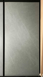 لوح حجري متكلس جديد من Armani Gray Stone Look يظهر في وضع مستقيم في صالة العرض