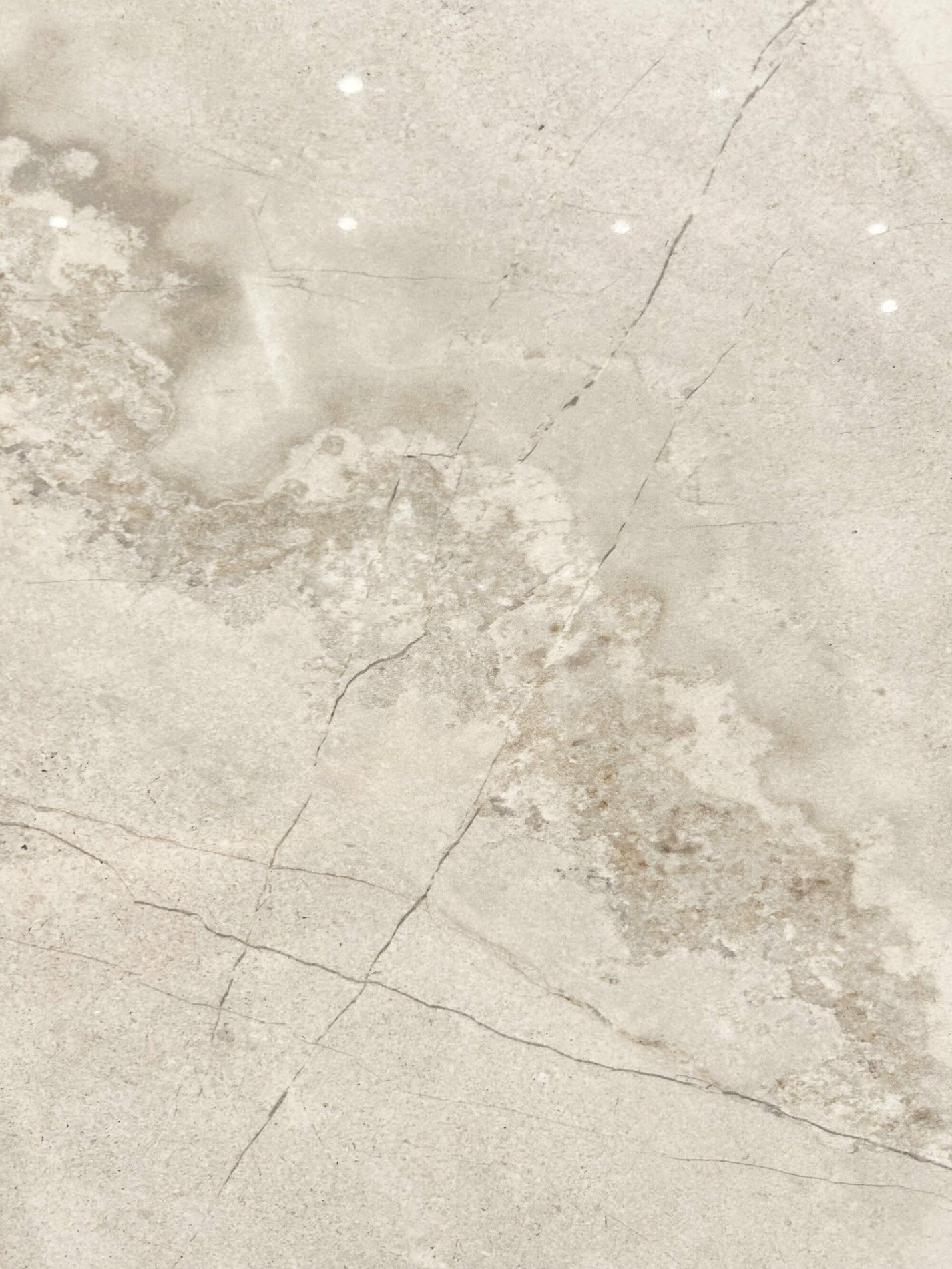 Крупный план плиты из спеченного камня Parali Beige, демонстрирующей теплую бежевую текстуру камня
