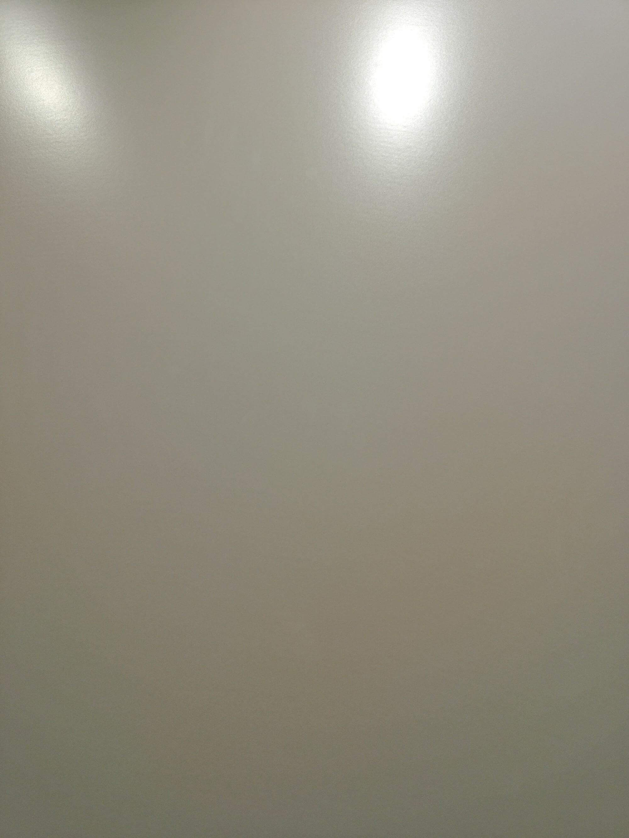 Крупный план плиты из спеченного камня Plain Beige, показывающий текстуру теплого бежевого камня, детали поверхности