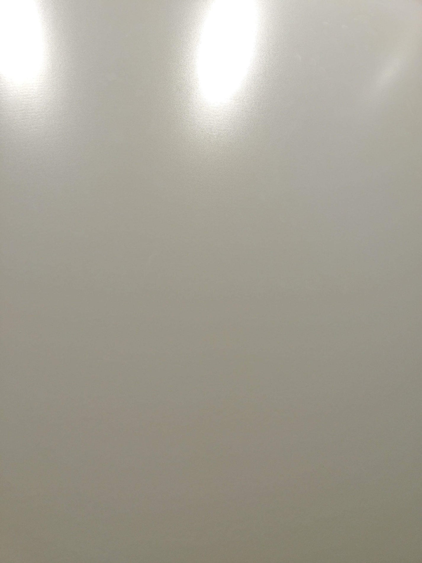 Крупный план плиты из спеченного камня Plain Beige, показывающий текстуру теплого бежевого камня, полный вид рисунка