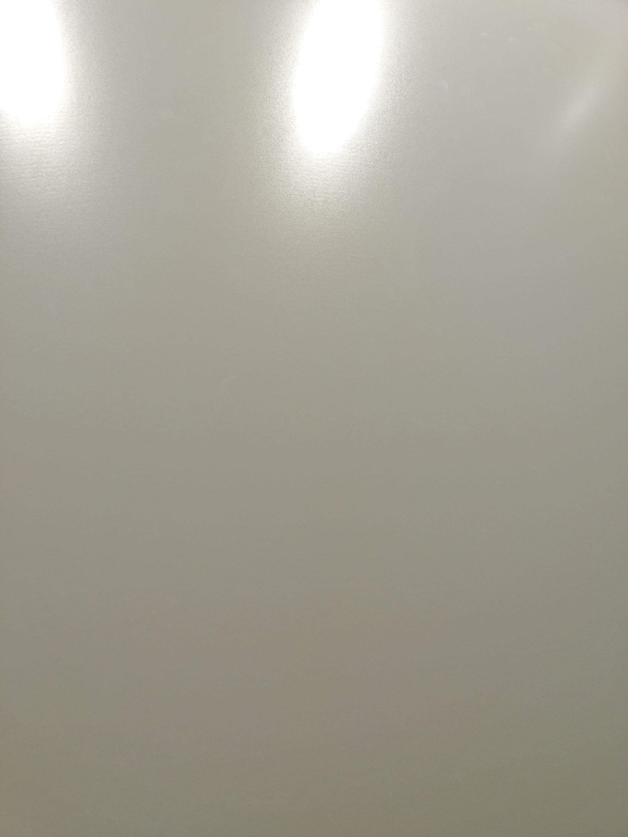 Крупный план плиты из спеченного камня Plain Beige, показывающий текстуру теплого бежевого камня, полный вид рисунка