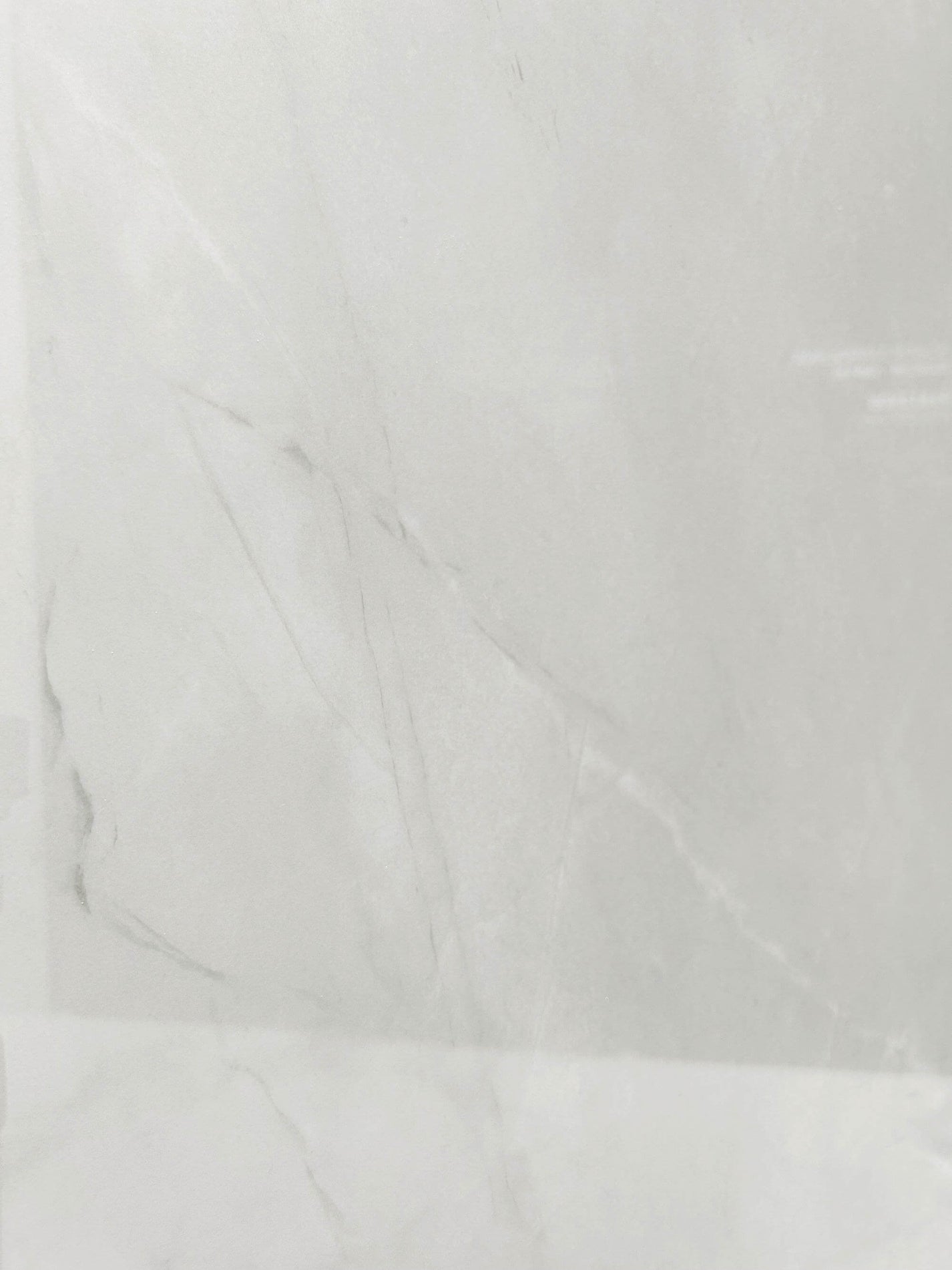 Крупный план плиты из спеченного камня Пикассо Grey Stone Look, показывающий движение серого камня, вид спереди