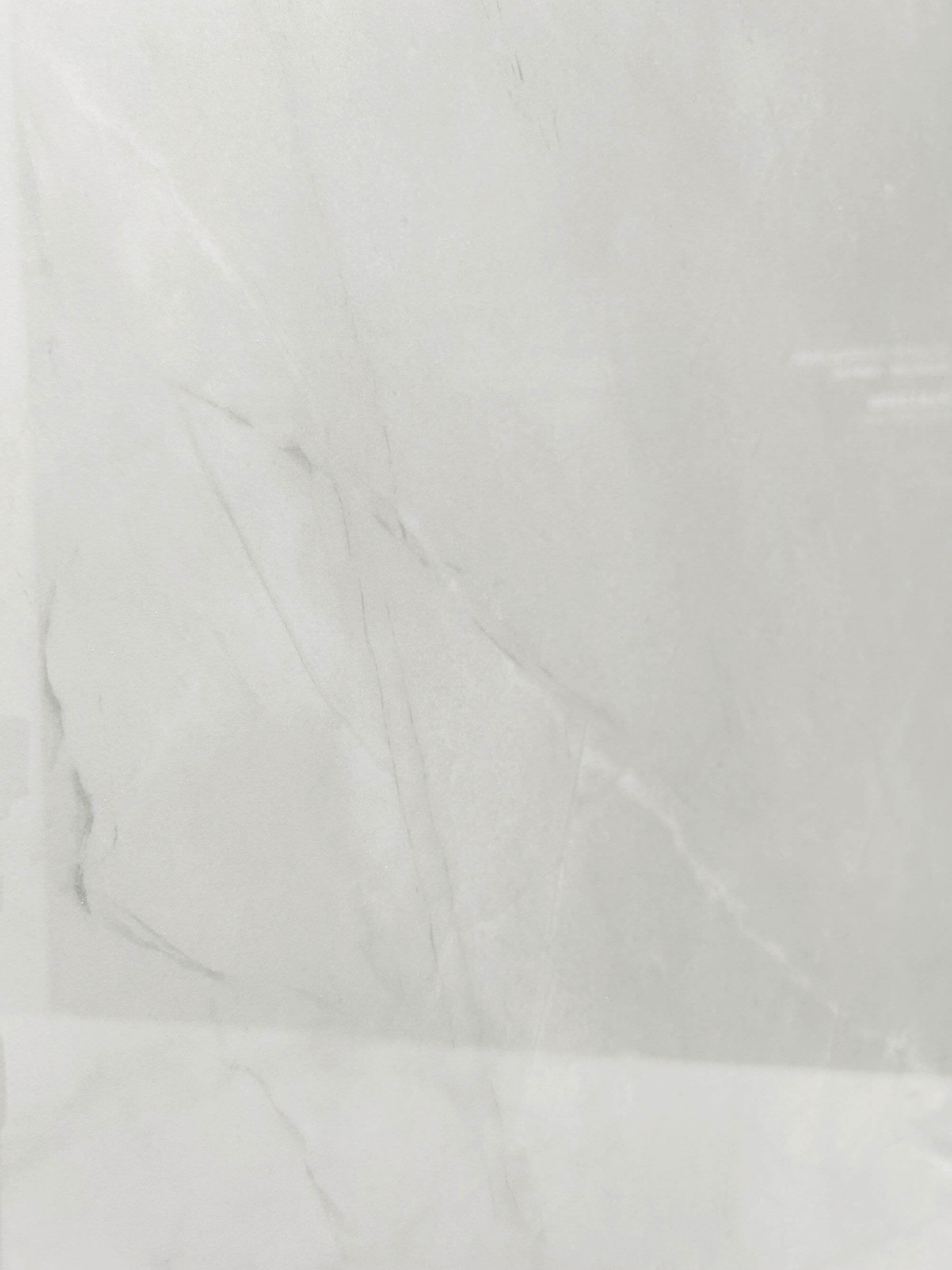 Крупный план плиты из спеченного камня Пикассо Grey Stone Look, показывающий движение серого камня, вид спереди