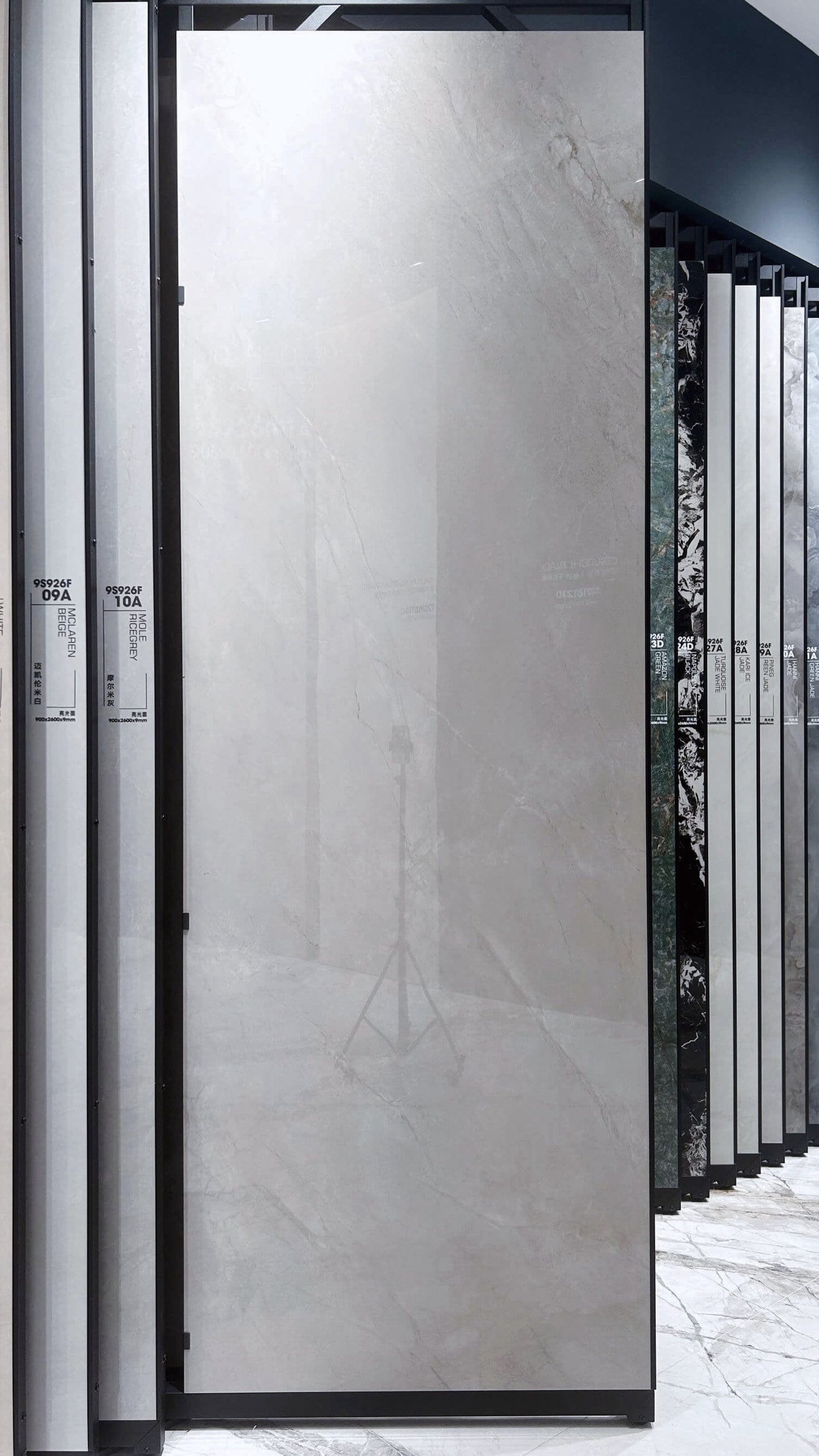 Плита из спеченного камня Picasso Grey Stone Look в вертикальном положении на витрине выставочного зала