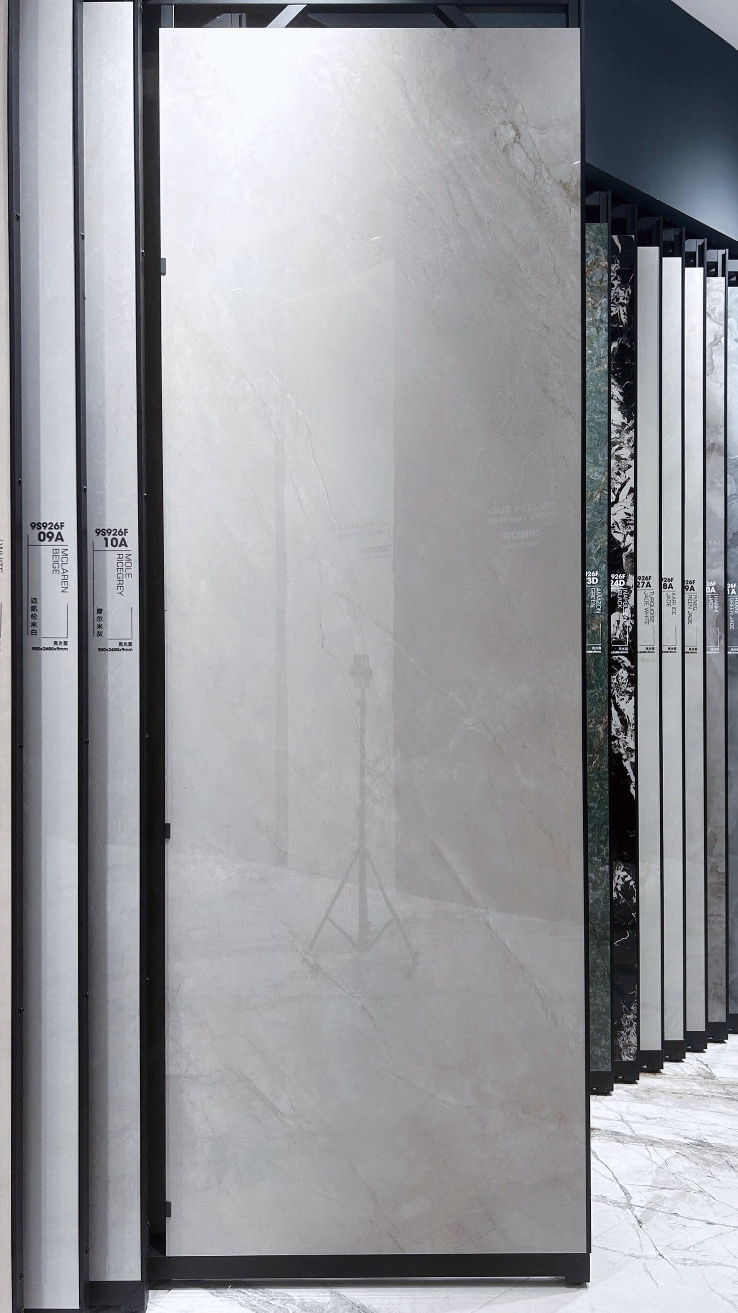 Плита из спеченного камня Picasso Grey Stone Look в вертикальном положении на витрине выставочного зала