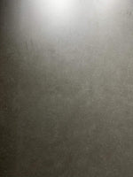 灰色の石の動きを示すロックグレーストーンルックシンタードストーンスラブのクローズアップ