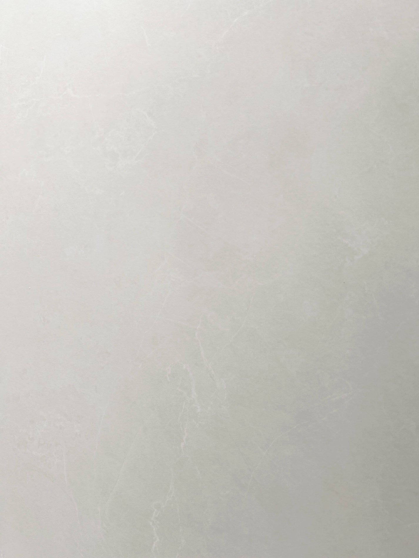Крупный план плиты из спеченного камня Seattle Beige Stone Look, демонстрирующей теплую бежевую каменную текстуру, вид спереди