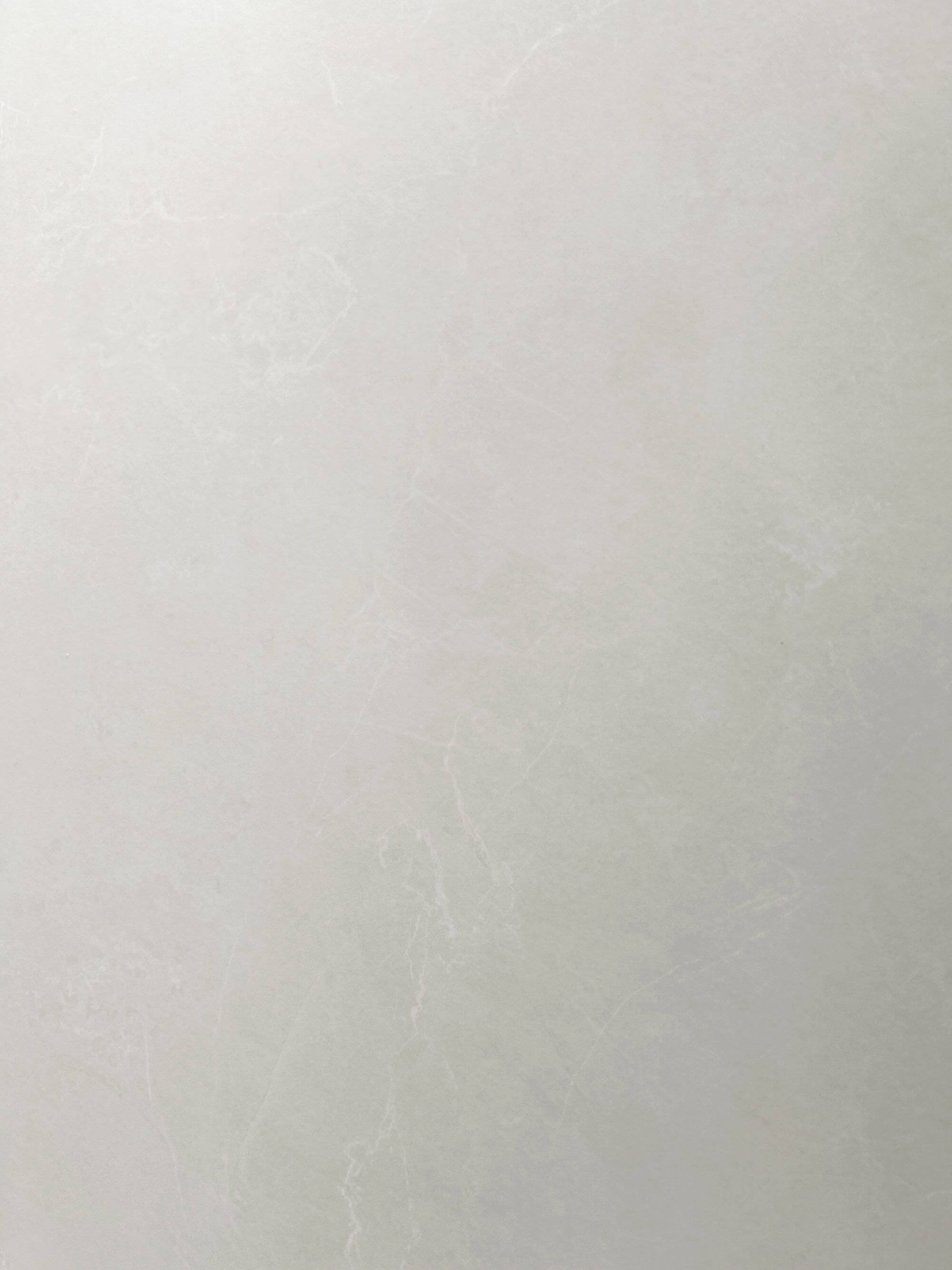 Крупный план плиты из спеченного камня Seattle Beige Stone Look, демонстрирующей теплую бежевую каменную текстуру, вид спереди