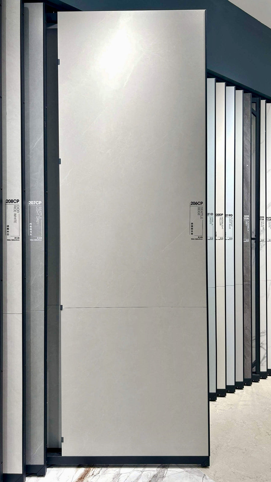 Плита из спеченного камня Seattle Beige Stone Look в вертикальном положении на витрине выставочного зала