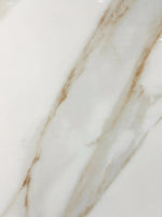 لقطة مقربة لعروق ذهبية ورمادية ناعمة على خلفية بيضاء كريمية — حجر ملبّد Alice Gold Soft Vein