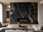 Mur de cheminée veiné noir et blanc derrière un canapé de salon — pierre frittée Black Crystallite Black Onyx Look