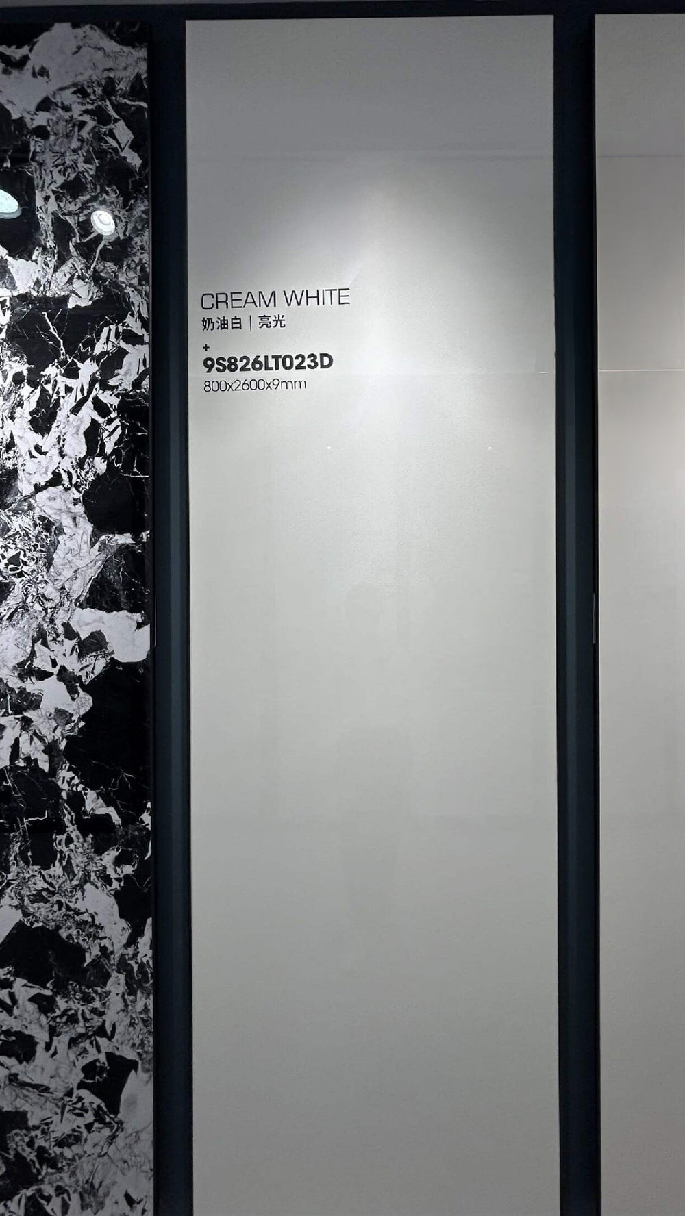 لوح أبيض مائل للكريمي سادة داخل إطار في صالة العرض — حجر ملبّد Cream White