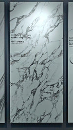 Placa blanca con marcadas vetas oscuras ramificadas en un marco de exposición: piedra sinterizada Exquisite Bulgari White Breccia Look