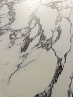 Primer plano de vetas gris oscuro ramificadas que separan grandes manchas blancas: piedra sinterizada Exquisite Bulgari White Breccia Look