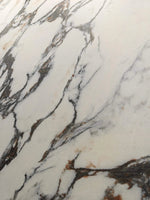 Primer plano de vetas gris oscuro ramificadas que separan grandes manchas blancas: piedra sinterizada Exquisite Bulgari White Breccia Look