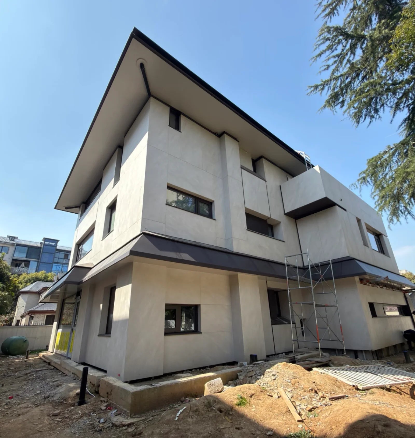 Completed mechanically fixed sintered stone villa facade