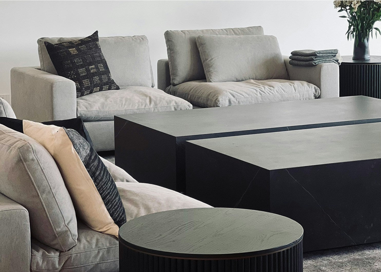 Contemporary living room furnished with sintered stone coffee tables
