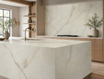 Îlot de cuisine crème avec un plan de travail retombant sur les côtés et une crédence assortie sur toute la hauteur — pierre frittée Karado Yellow Jade Ivory Onyx Look