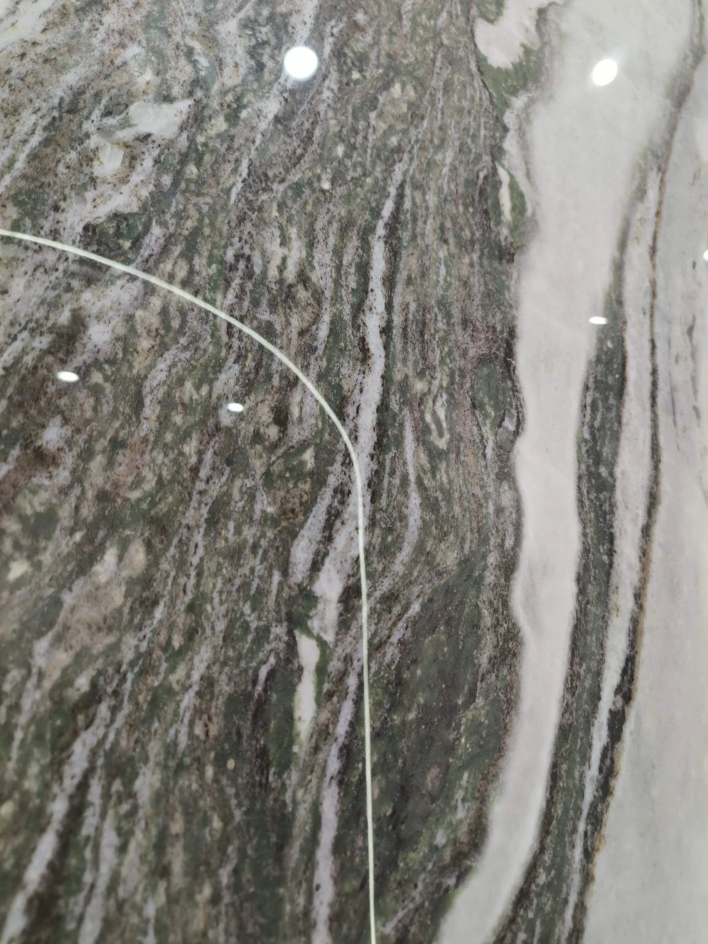 Close detail of the dark mineral band in Lanshan Songcui sintered stone
