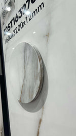 Muestra circular montada sobre una placa a juego con vetas blancas y grises: piedra sinterizada Libes White Breccia Look