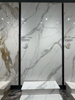 Placa de pared de exposición con vetas blancas y grises y un expositor escalonado a juego: piedra sinterizada Libes White Breccia Look
