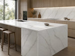 Isla de cocina con vetas blancas y grises, encimera en cascada y salpicadero a juego: piedra sinterizada Libes White Breccia Look