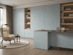 Paneles de pared y escritorio azul pálido junto a estanterías de madera en un estudio: piedra sinterizada Powder Blue
