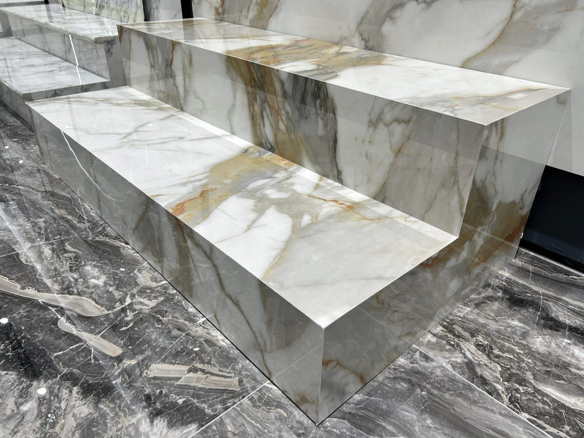Rapace golden sintered stone applied to a contemporary staircase