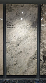 Dalle gris pâle à motif fragmenté dans un cadre de présentation du showroom — pierre frittée Sicilian Jade White Breccia Look