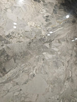Gros plan de fragments anguleux gris et blancs séparés par de fines veinures sombres — pierre frittée Sicilian Jade White Breccia Look