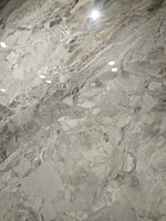 Gros plan de fragments anguleux gris et blancs séparés par de fines veinures sombres — pierre frittée Sicilian Jade White Breccia Look