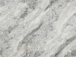 Panneaux côte à côte montrant des fragments diagonaux gris et blancs — pierre frittée Sicilian Jade White Breccia Look
