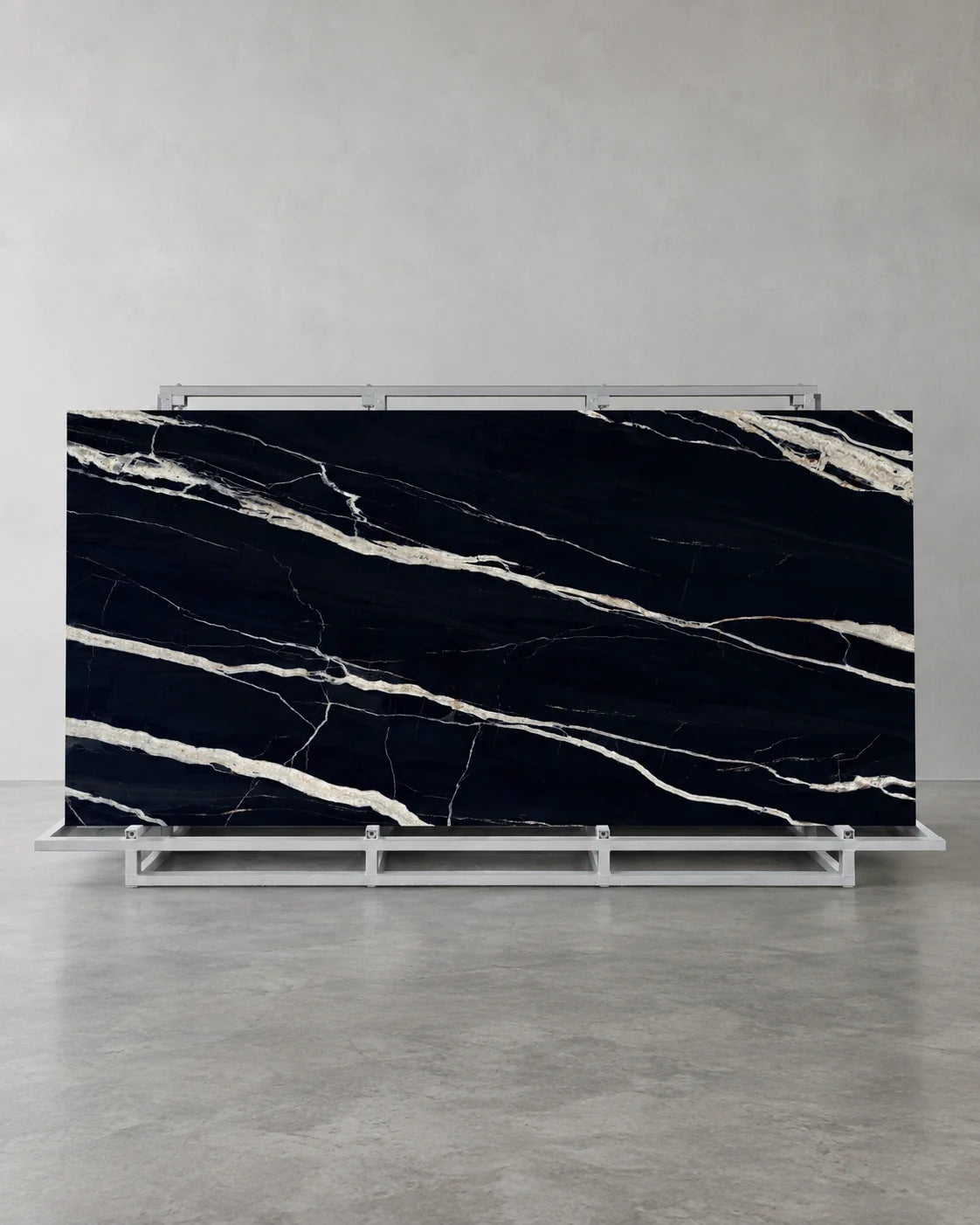 لوح كامل من الحجر المُلبَّد Top-Level Black Marquina بعروق عريضة بلون العاج على حامل بشكل A