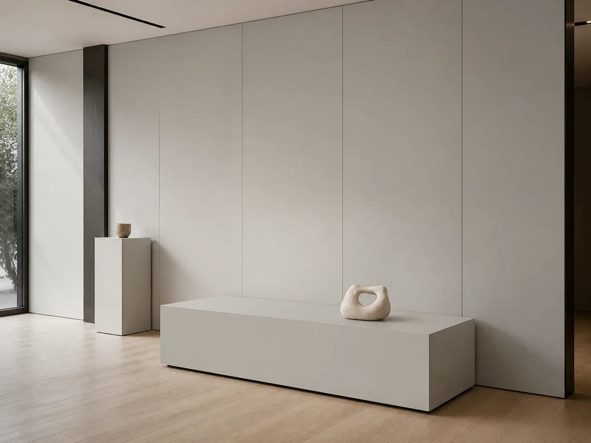Paneles de pared gris claro cálido con un banco de exposición bajo a juego: piedra sinterizada Warm Greige